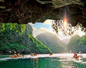 kayaking halong